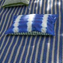 Indlæs billede til gallerivisning Designers Guild Jaal Emerald Outdoor Cushion on Outdoor Rug