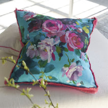 Indlæs billede til gallerivisning Designers Guild Bouquet de Roses Turquoise Cushion