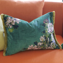 Indlæs billede til gallerivisning Designers Guild Fleurs d&#39;artistes Velours Vintage Green Cushion