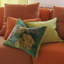 Indlæs billede til gallerivisning Designers Guild Fleurs d&#39;artistes Velours Vintage Green Cushion