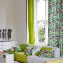 Indlæs billede til gallerivisning Designers Guild Ghirlanda Emerald Linen Cushion