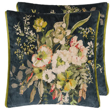 Indlæs billede til gallerivisning Designers Guild Margaretta Velours Noir Cushion