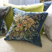 Indlæs billede til gallerivisning Designers Guild Margaretta Velours Noir Cushion